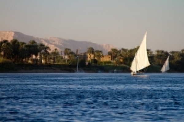 Paseo de Faluca en la superficie del río Nilo en Luxor