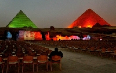声光表演在金字塔。